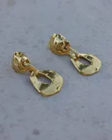 Aros colgantes con forma irregular, realizados en bronce y alpaca, con pernos y cierres mariposa de plata 925.