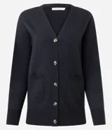 Cardigan de punto color negro con escote en V, cierre frontal con botones, mangas largas con puños acanalados y bolsillos frontales funcionales.