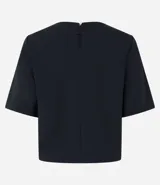 Blusa negra de crepé con cuello redondo, mangas cortas y botones dorados decorativos en los hombros.