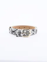 Cinto de cuero sintético blanco con estampado de piel de serpiente en negro y hebilla dorada.