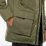 Parka color verde militar con capucha, cierre frontal con cremallera y botones a presión. Cuenta con bolsillos laterales con cierre y bolsillos frontales tipo cargo con solapa.