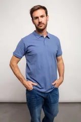 Remera tipo polo de corte regular, con cuello clásico y cierre frontal de dos botones. Presenta mangas cortas con terminación en rib y diseño liso.