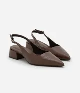 Tacones slingback Satinato en color marrón con textura crocco, puntera fina, taco bloque mediano y tira ajustable con hebilla en el talón.