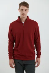 Remera de manga larga con medio cierre frontal, confeccionada en tejido de punto acanalado con puños elásticos a tono.