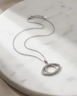 Collar de acero con dije en forma de ojo calado, decorado con circonias incrustadas en todo el contorno.