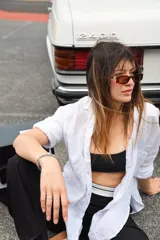 Lentes de sol con marco rectangular color carey y cristales marrones.