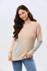Buzo tejido de algodón con diseño colorblock y rayas, de cuello redondo y manga larga.