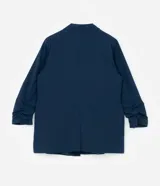 Blazer alargado azul marino de crepé, sin cierre, con solapas y mangas fruncidas.
