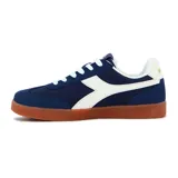 Championes urbanos Diadora modelo Bamtelo, color azul marino con detalles en blanco y suela de goma color caramelo. Presentan un diseño clásico con cordones y el logo de la marca en el lateral.