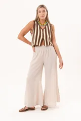Pantalón palazzo beige de tiro alto, con cintura elástica fruncida y diseño amplio de pernera ancha.