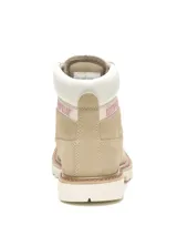 Botas Caterpillar modelo Colorado 2.0 de cuero nubuck en color tostado, con cordones bicolores en tonos rosados y blancos, cuello acolchado blanco con el logo de la marca en rosa, y suela dentada de goma.