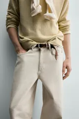 Jeans baggy fit confeccionados en denim de algodón color beige, de corte holgado y amplio en toda la pierna, con tiro medio y diseño de cinco bolsillos.