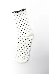 Pack de tres pares de medias estilo crew con ribete superior ondulado negro. Incluye un par liso en color blanco, un par blanco con estampado de lunares negros y un par con diseño de rayas horizontales blancas y negras.