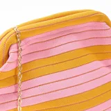 Bolso bandolera de diseño estructurado tipo saco, con patrón de rayas horizontales en tonos amarillo mostaza y rosado. Cuenta con cierre de broche metálico superior y correa de cadena dorada.