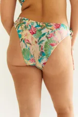 Bombacha de bikini tiro alto con estampado floral y nudo regulable en los costados.