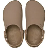 Zueco Crocs modelo Classic Crafted, color marrón, con capellada de lona textil y suela de material Croslite. Cuenta con correa de talón pivotante y diseño clásico de la marca.