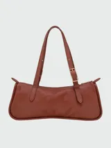 Cartera de hombro Longchamp modelo Looong, de diseño rectangular y minimalista en color bordó. Cuenta con doble asa fija con hebillas metálicas ajustables y cierre superior.