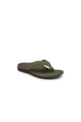 Sandalias tipo ojota de diseño ergonómico, color verde oliva con suela negra. Presentan una tira superior combinada de cuero y textil, y una plantilla de EVA contorneada para soporte podológico.