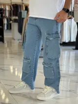 Pantalón de jean estilo cargo, color azul, de corte ancho y holgado, con múltiples bolsillos laterales en muslos y pantorrillas.