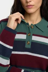 Sweater de punto con diseño a rayas horizontales en tonos verde, bordó, azul marino y gris. Presenta cuello tipo polo con cierre frontal de tres botones, mangas largas y corte cropped.