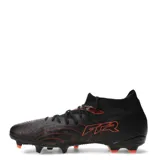 Championes de fútbol Puma Future 9 Match FG/AG, color negro con detalles en rojo. Presentan un diseño de corte medio con cuello elástico, superficie texturizada para mejor control del balón y suela con tapones diseñados para tracción en césped natural y artificial.