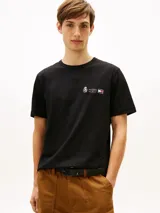 Remera de algodón de corte clásico y cuello redondo, color negro, con pequeño logo bordado en forma de escudo y bandera de la marca en el pecho.