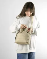 Bandolera azul acolchada con correa ajustable y asa de mano.