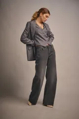 Chaleco de sastrería gris con rayas verticales, corte al cuerpo y acceso con botones.