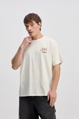 Remera oversize azul marino de algodón, con diseño amplio y gran estampa geométrica multicolor en la espalda de la marca Mistral.