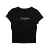 Remera crop negra de manga corta con cuello redondo. Presenta un estampado frontal pequeño con el logo de Santa Cruz en tipografía cursiva dentro de un corazón.
