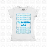 Remera de corte entallado, color blanco, con cuello redondo y mangas cortas, diseñada para personalización mediante estampado.
