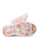 Championes de running Under Armour Charged Assert 10 para mujer, en color rosado con entresuela blanca y suela tricolor. Presenta capellada de malla transpirable, detalles sintéticos y el logo de la marca en el lateral.