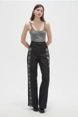 Pantalón jean gris de tiro alto y corte ancho, con diseño de rombos argyle estampados a lo largo de los laterales.