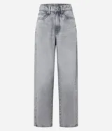 Pantalón de jean estilo baggy con corte holgado y recto, de tiro alto, con trabillas en la cintura, cierre tradicional y bolsillos laterales y traseros.