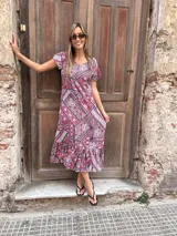 Vestido midi de fibrana y viscosa con estampado paisley en tonos rojos y blancos, mangas cortas con vuelo y volado en el ruedo.