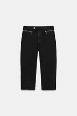 Jeans capri de tiro medio en color negro, con diseño de falsos bolsillos delanteros con cierre metálico y pierna corta.