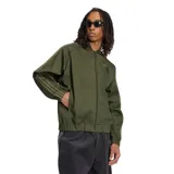 Campera adidas Adicolor Classics Sarga de color verde militar, con cierre frontal, cuello alto y bolsillos laterales. Presenta las clásicas tres tiras de la marca en los hombros y mangas, y el logo del trifolio bordado en el pecho.