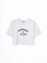 Remera crop top blanca de manga corta con estampa frontal en color negro con diseño tipográfico y gráfico de estrella.