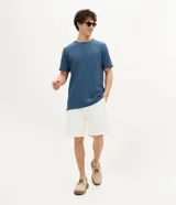 Remera masculina de media malla color azul, con cuello redondo, manga corta y textura vertical en toda la prenda.