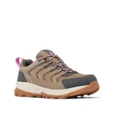 Zapatilla de senderismo Columbia Strata Trail Low WP para mujer, color arena (marrón claro) con detalles en gris oscuro y cordones y tirador trasero en rosa. Presenta construcción impermeable y transpirable Omni-Tech™, entresuela TechLite™ y suela Omni-Grip™.