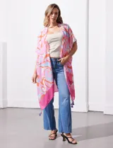 Kimono tejido con estampado abstracto en tonos naranja, rosa y blanco, con mangas amplias estilo japonés y terminación con borlas.