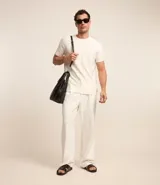 Remera de manga corta color beige, con cuello redondo y tejido texturizado acanalado.