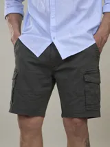 Bermuda cargo de gabardina color gris oscuro, con múltiples bolsillos laterales con solapa y cierre de botón.