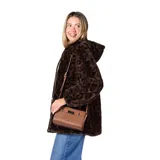 Campera de piel sintética con estampado animal print de leopardo en tonos marrones, con capucha y cierre frontal.