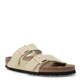 Sandalias Birkenstock modelo Arizona, con doble tira ajustable de gamuza en color beige y suela anatómica de corcho con base de goma.