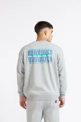 Buzo Quiksilver World Force de color gris melange, con cuello redondo y mangas largas. Presenta un pequeño estampado en el pecho con el logo de la marca en tonos verde y azul.