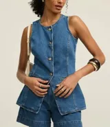 Chaleco de jeans azul oscuro, sin mangas, con cuello redondo y cierre frontal de botones blancos. Presenta un corte ligeramente alargado y solapas frontales que simulan bolsillos.