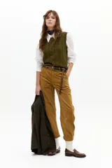 Chaleco de punto color verde militar, con cuello a la base, diseño de ochos en el frente y terminaciones de rib.