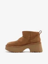 Bota corta Ugg Ultra Mini color marrón, de gamuza con plataforma y suela de goma.