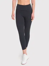 Calza deportiva de tiro alto y largo ankle, confeccionada en tejido suave y elástico, con diseño liso y costuras reforzadas.